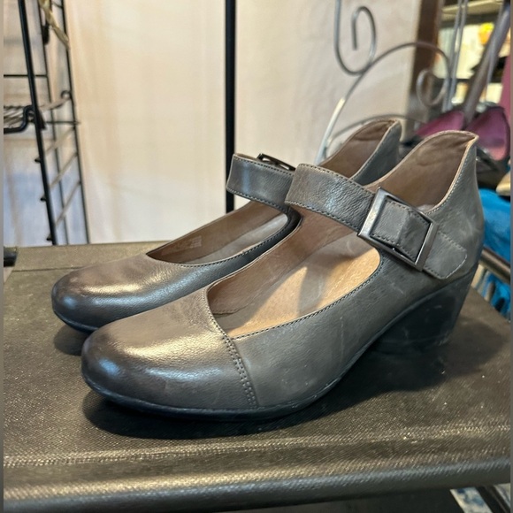 Dansko Womens Taupe Closed Toed Heels - Picture 1 of 5